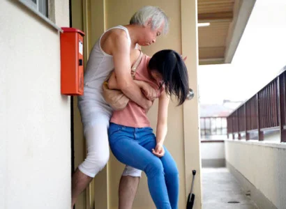 Cô dâu mới cưới bị bố chồng già cưỡng đoạt