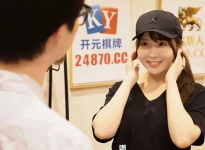 Em nhân viên giao hàng dễ tính khi trao hàng