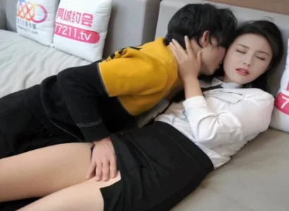 Cô thư ký đẹp lén lút chén với sếp vì tiền