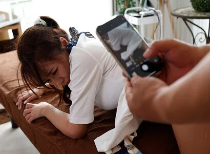 Cô nhân viên triệt lông đè cô ấy ra mà quan hệ