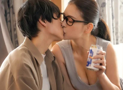 Chàng trai phát hiện bị cắm sừng được chị hàng xóm an ủi với tình cảm nồng ấm