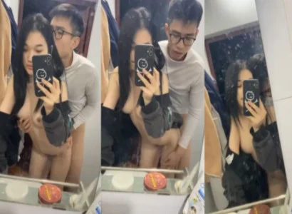 Cặp đôi sinh viên trẻ cùng quan hệ với nhau trước gương