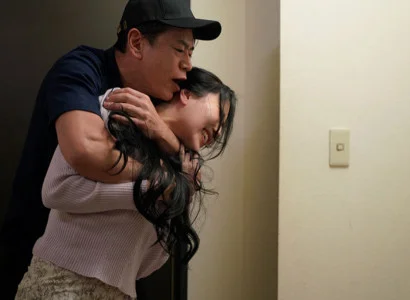 Nữ ca sĩ bị người hâm mộ làm nhục vì vẻ gợi cảm khó cưỡng
