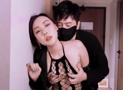 Ả vợ bán thân cho sếp của mình để trả nợ cho chồng