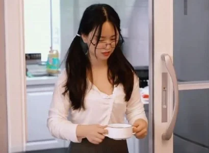 Bé gái bị cha dượng bắt nạt