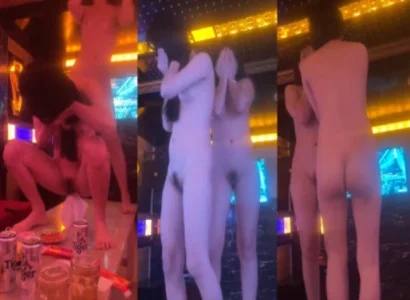 Cô nàng khiêu vũ thoát y đầy dâm dục trong phòng karaoke