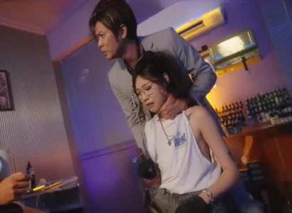 Cô chủ tiệm xăm bị nện bởi tập thể